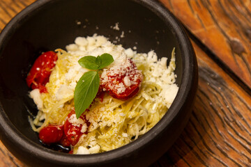 Spaghetti from pupunha with pesto and goat cheese.
