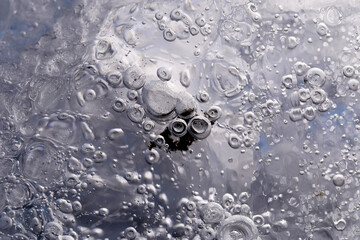 Eingeschlossene Luftblasen im Eis