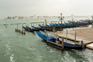 Paisaje de Venecia con las g&oacute;ndolas.