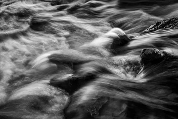 Zelfklevend Fotobehang Zwart wit lange blootstelling van een rivier, zwart-wit.