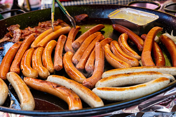 Salchichas fritas en sartén.