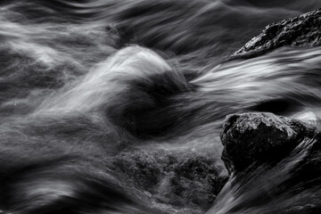 Langzeitbelichtung eines Flusses, schwarz und weiß.