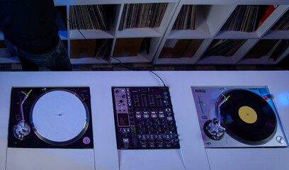 Mezcladora de audio  de DJ con tocadiscos de vinil en tienda de discos