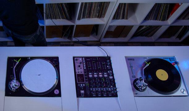 Mezcladora de audio  de DJ con tocadiscos de vinil en tienda de discos