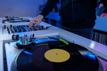 Manos de Dj mezclando música en el tornamesa con disco de vinil. Concepto de música retro