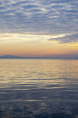 Obraz premium Mesmerizing shot of a calm lake at sunset with a beautiful cloudscape in the colorful sky