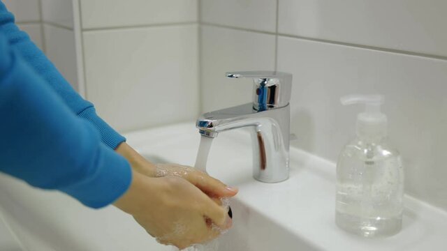 Close-up of hand washing during Corona - videoclip