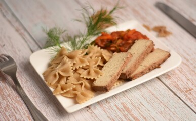 pasta with tofu, bread and stewed vegetables