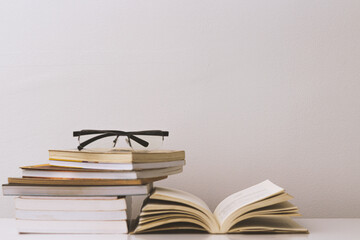 Pilha de livros em fundo branco