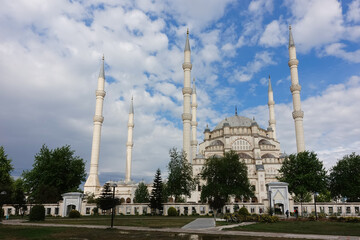 Fototapeta na wymiar Adana Sabanci Merkez Mosque in springtime - Adana, Turkey