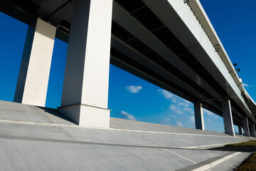 Carreteras y terraplenes bajo el cielo azul