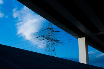 Carreteras y terraplenes bajo el cielo azul