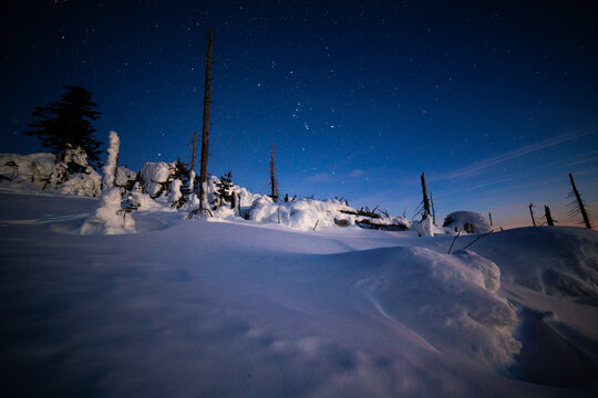 night sky with stars sonw and mountains