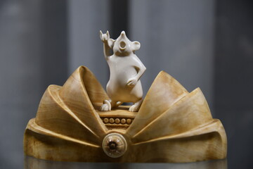 Decorative stone figurine Mouse Rock'n'roll