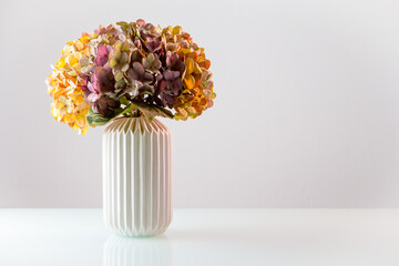 Arranjo de flores minimalista em vaso com ranhuras