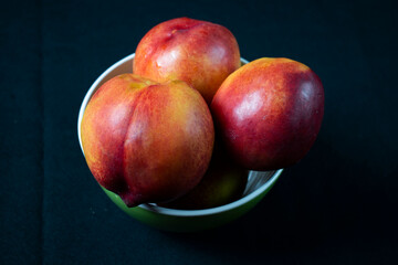 Fototapeta na wymiar fresh peaches in a bowl