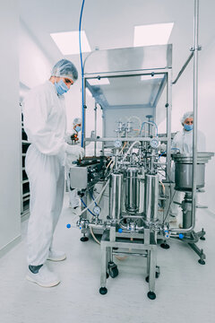 Bottling and packaging of sterile medical products. Machine after validation of sterile liquids.