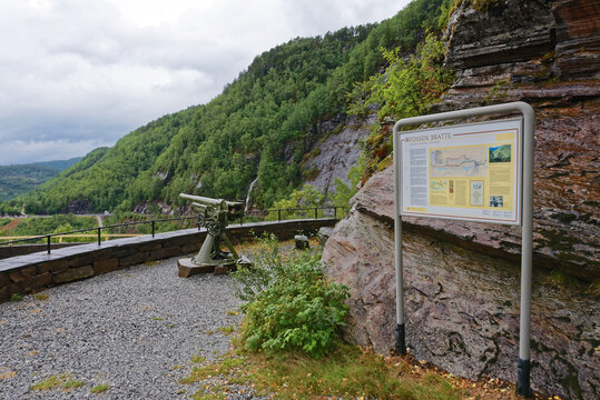 Norwegen - Samnanger - Fossen Bratte Wasserfall - Kriegsdenkmal