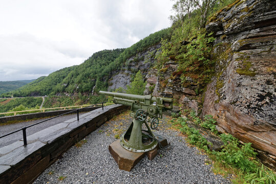 Norwegen - Samnanger - Fossen Bratte Wasserfall - Kriegsdenkmal