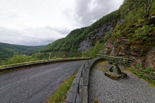 Norwegen - Samnanger - Fossen Bratte Wasserfall - Kriegsdenkmal
