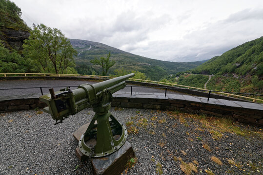 Norwegen - Samnanger - Fossen Bratte Wasserfall - Kriegsdenkmal