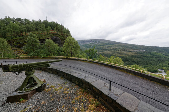 Norwegen - Samnanger - Fossen Bratte Wasserfall - Kriegsdenkmal