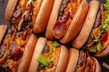 Vários hamburguers gourmet