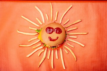 Hamburguer engraçado de verão