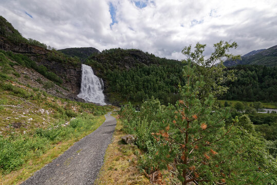 Norwegen - Samnanger - Fossen Bratte Wasserfall - Wanderweg