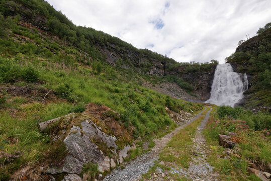 Norwegen - Samnanger - Fossen Bratte Wasserfall - Wanderweg