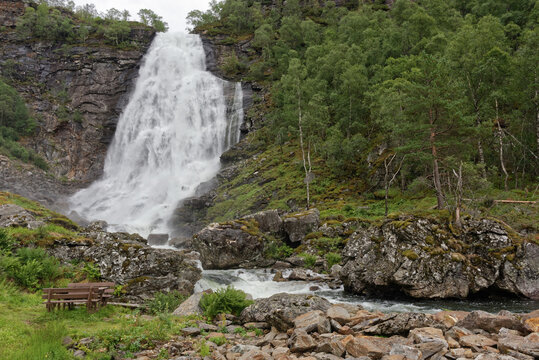 Norwegen - Samnanger - Fossen Bratte Wasserfall - Rastplatz