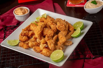 Iscas de peixe empanado