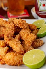 Iscas de peixe empanado