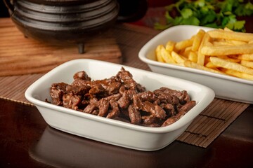 Carne ao molho madeiro com batata frita