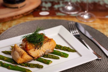 Posta de peixe com aspargos salteados