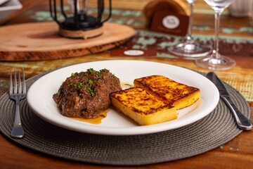 Costela desfiada com polenta frita