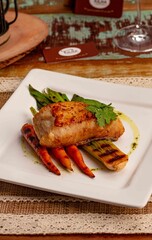 Posta de peixe com legumes grelhados
