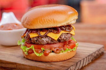 Hamburguer gourmet com cebola caramelizada