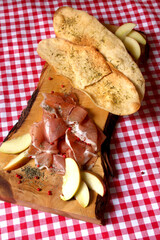 Rohschinken mit Schwiegermutterzungen auf Zirbenholzbrett