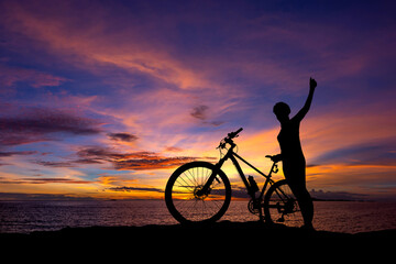 Obraz premium cyclist and Bicycle silhouettes on the dark background of sunsets. ride bicycle on sunset background.