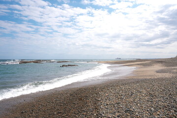 静かな波の日の秋の日本の観光地の海岸