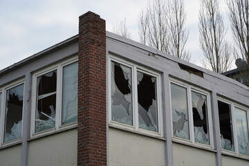 Ruine mit kaputten Fenstern