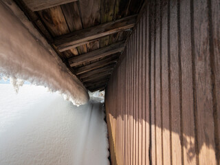 冬　屋根の雪下ろし作業　イメージ