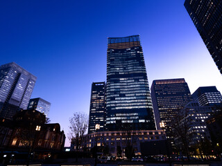 Obraz premium 丸の内・ビジネス街の夕暮れ 東京都