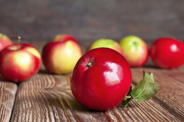 Ripe organic apples on a wooden table.