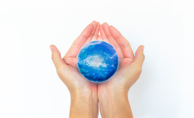 白い背景で地球を優しく囲う女性の手