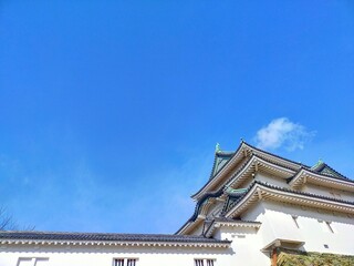 見上げた日本の城の天守閣と青空の風景