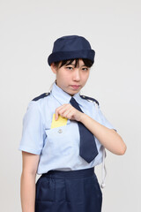 イエローカードを出す婦警