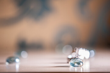 
bride groom wedding rings