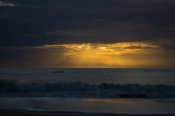 Fototapeta na wymiar amanecer en el mar